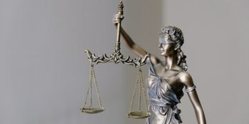 Hester Peirce spreekt zich uit tegen de aanval van SEC op Kraken’s Crypto Staking Platform